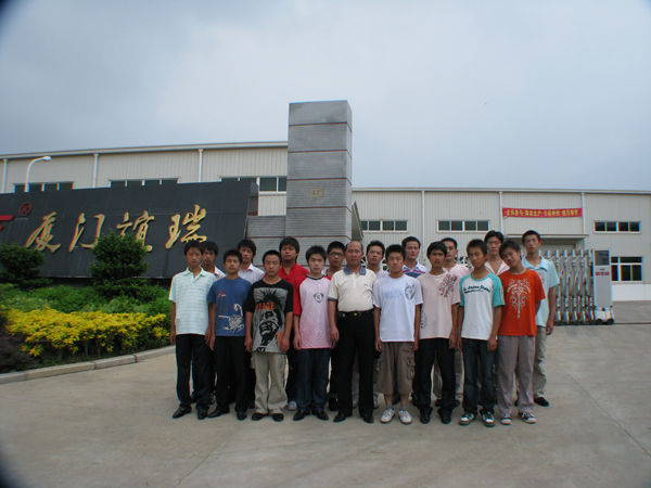 任部長(zhǎng)和電焊學(xué)生合影.JPG