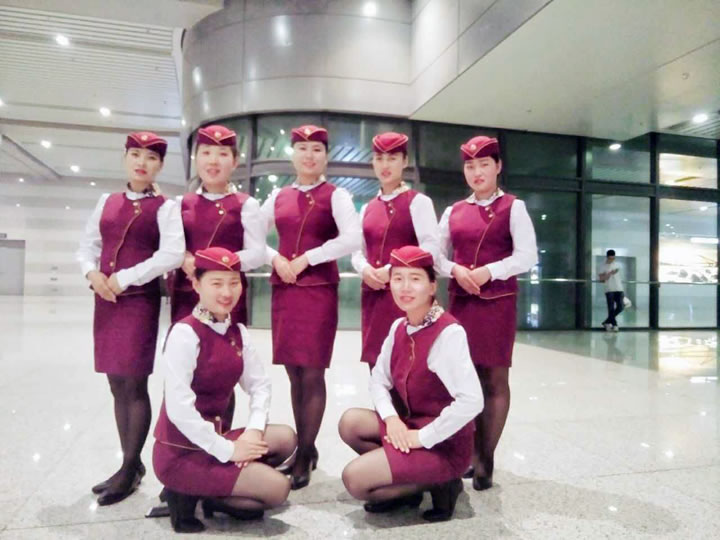 蘭州高鐵餐服就業(yè)的渭南軌道交通運(yùn)輸學(xué)校學(xué)子任海欣、寇安琪等 