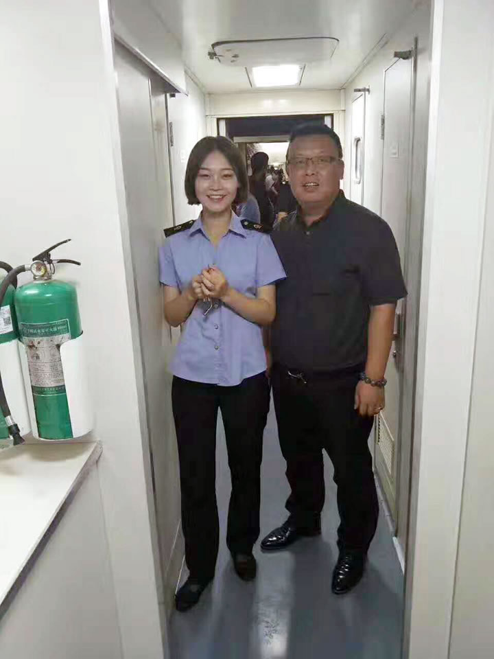 新疆阿克蘇——阿勒泰K6772次列車(chē)工作的渭南軌道交通運(yùn)輸學(xué)校學(xué)生王雪燕、劉雯