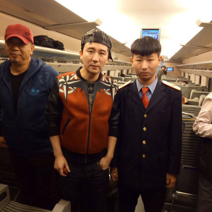 就業(yè)于南寧鐵路局高鐵上的我校吳天沁、趙濤兩位同學與影星趙毅合影留念