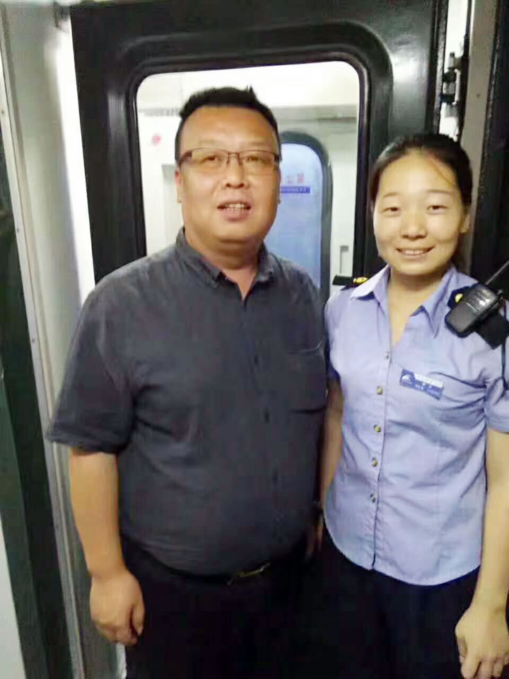 新疆阿克蘇——阿勒泰K6772次列車(chē)工作的渭南軌道交通運(yùn)輸學(xué)校學(xué)生王雪燕、劉雯