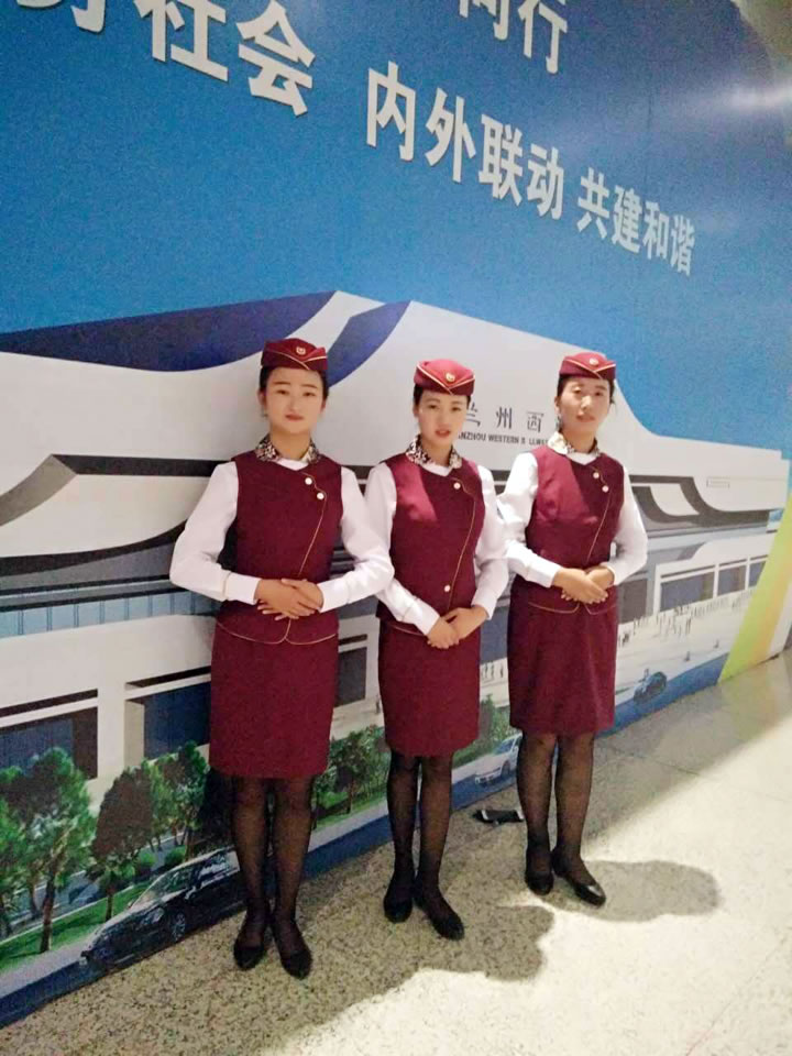 蘭州高鐵餐服就業(yè)的渭南軌道交通運(yùn)輸學(xué)校學(xué)子任海欣、寇安琪等 