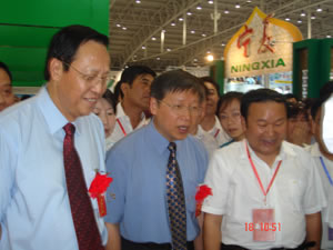 國家扶貧辦主任范曉劍、農(nóng)業(yè)部王副部長參觀學(xué)員實(shí)習(xí)作品.jpg