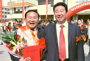 市委原書記梁鳳民與勞動(dòng)模范任永敏總裁合影.jpg