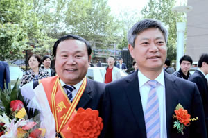 市長徐新榮與勞動(dòng)模范任永敏總裁合影.jpg