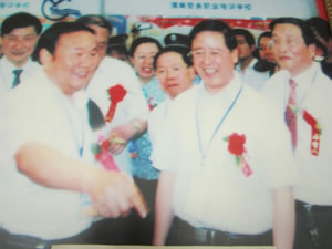 中國職協(xié)會長林用三（原勞動(dòng)部副部長）、陜西省副省長吳登昌、省勞動(dòng)廳廳長鬲向前參觀集團(tuán)成果展.jpg