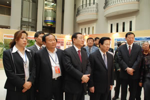 任永敏校長陪同中央政治局委員、全國政協(xié)副主席王剛、江蘇省委書記羅志軍參觀我校教學(xué)成果展.jpg