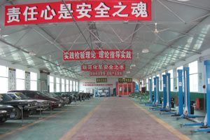 汽修實(shí)訓(xùn)車(chē)間 (2).jpg