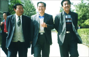 任永敏董事長陪同甘肅省平?jīng)龅貐^(qū)行署專員、勞動(dòng)就業(yè)培訓(xùn)處處長視察平?jīng)龇鲐毤夹?jpg
